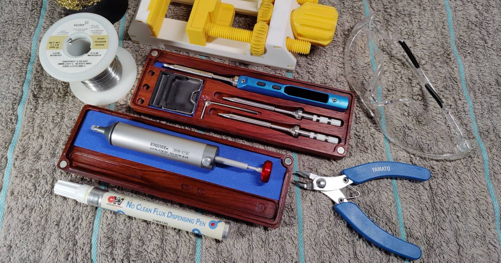 Паяльный насос и сопутствующие инструменты на рабочем столе