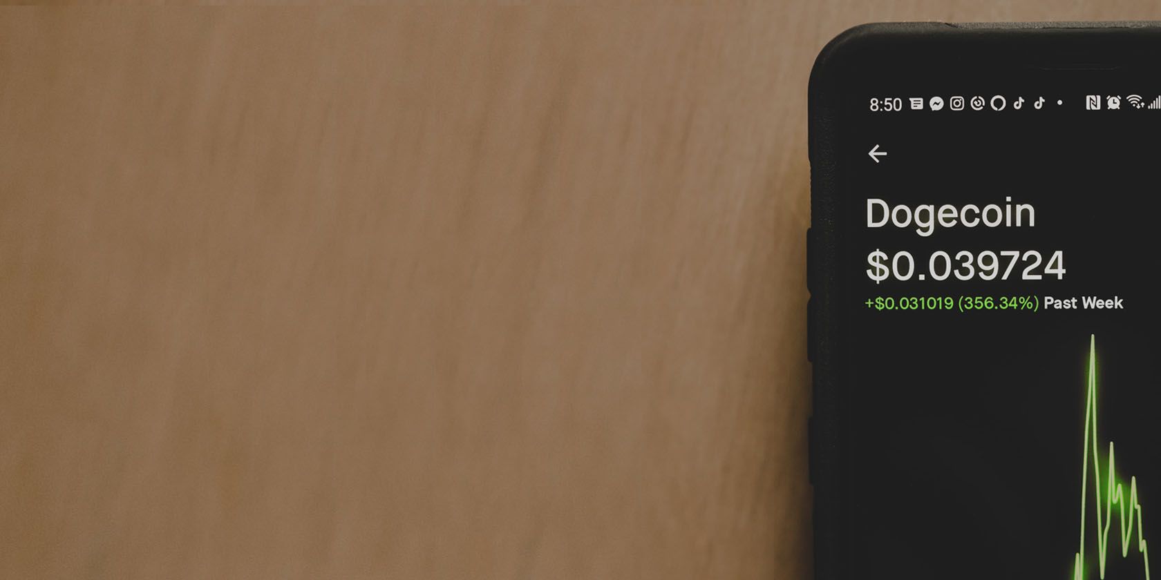 Торговля Dogecoin в приложении Robinhood на экране телефона