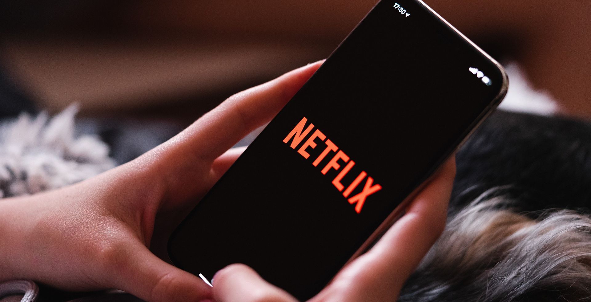 Открытие приложения Netflix на телефоне