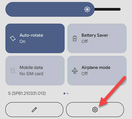 Откройте панель быстрых настроек и нажмите значок шестерёнки