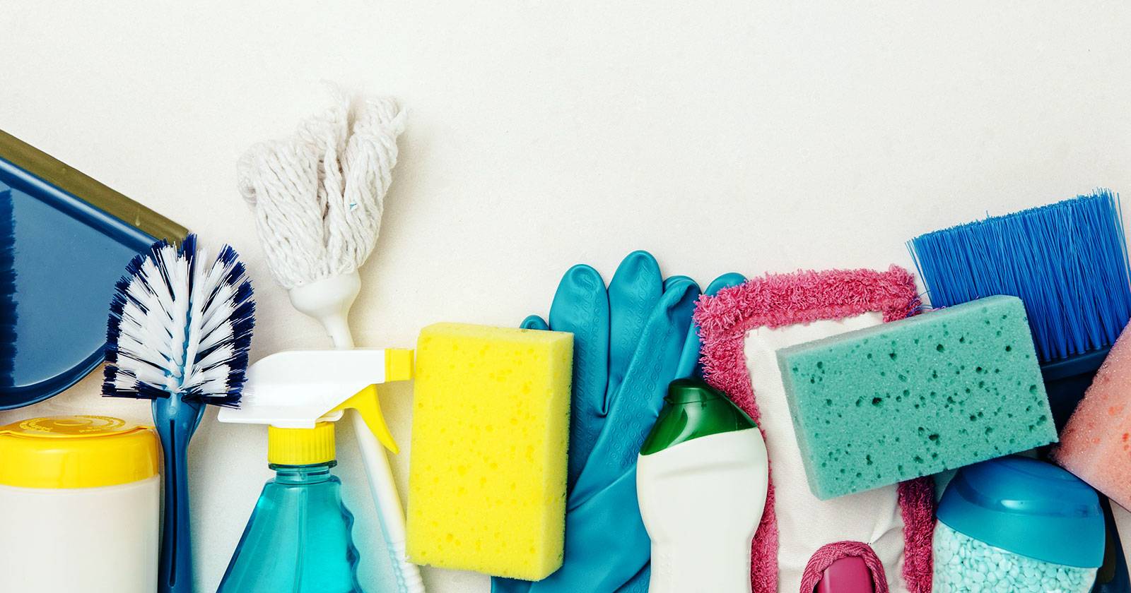 House cleaning and organizing — фотография чистой и организованной комнаты