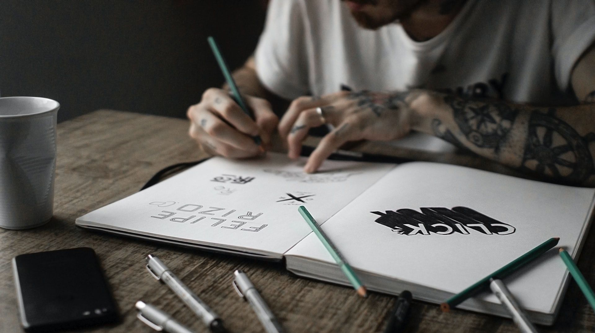 Мальчик делает набросок на бумаге