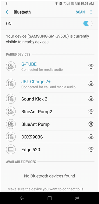 Две колонки, воспроизводящие музыку в комнате