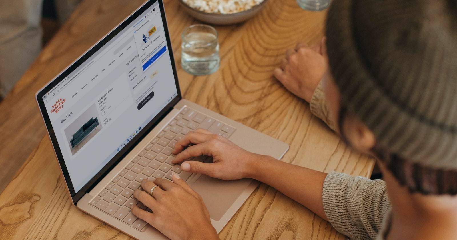 Человек печатает на ноутбуке с Windows 11