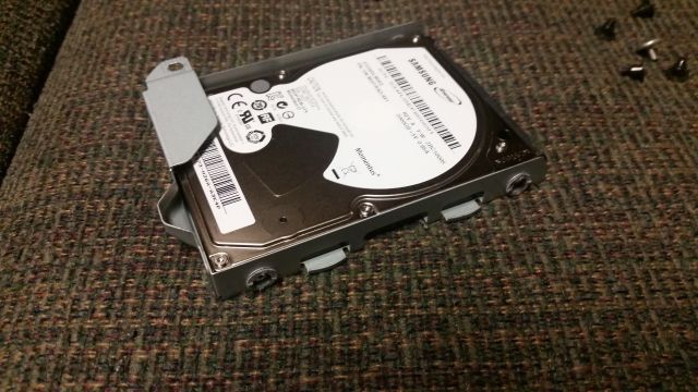 HDD установлен в корзину