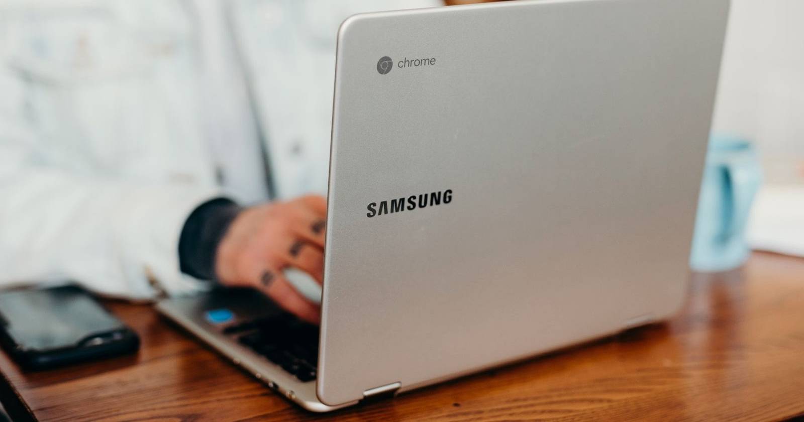 Человек работает на Chromebook за столом