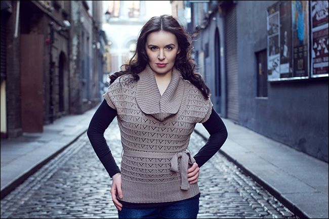 Уличный портрет: две сходящиеся линии создают глубину и ведут к модели