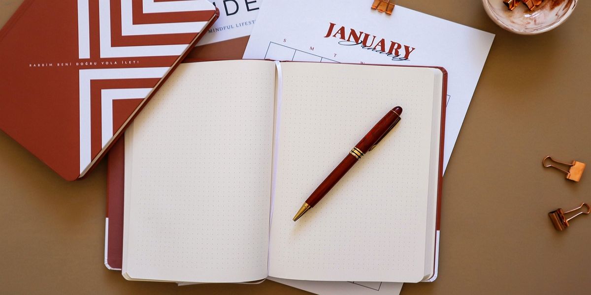 Открытый блокнот с чистыми страницами.