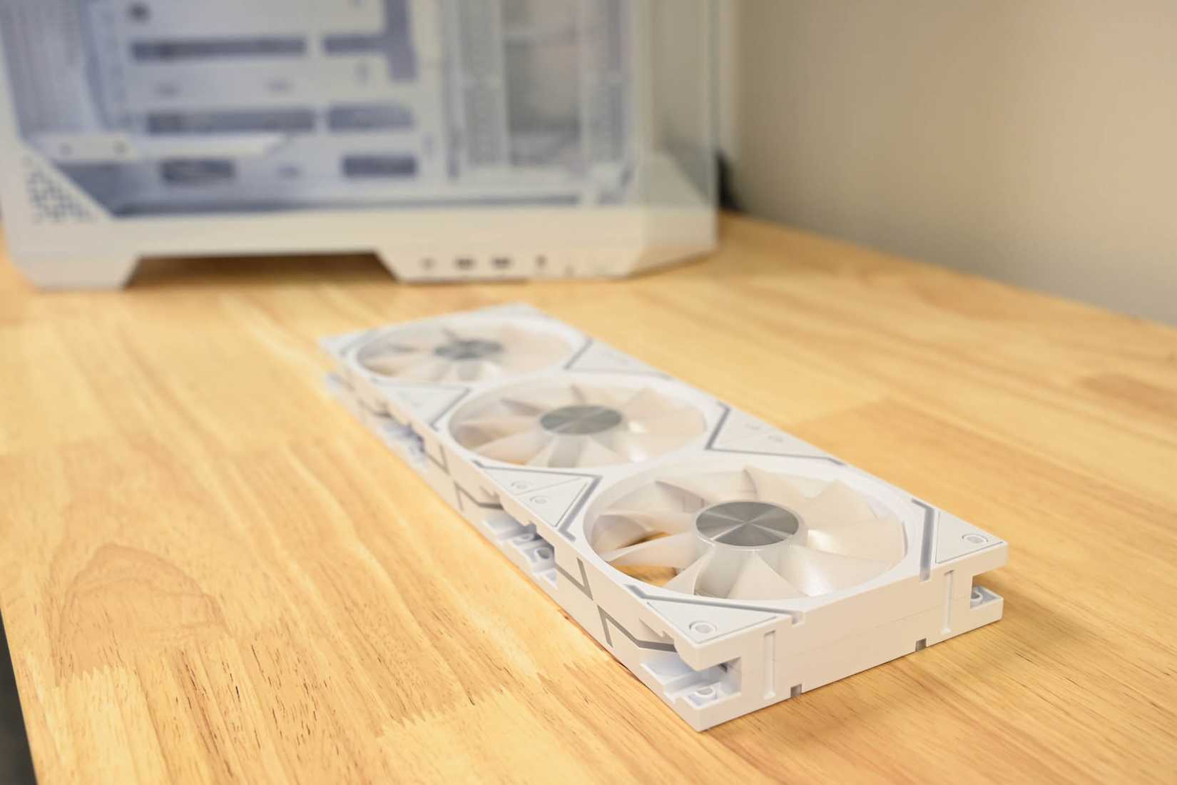 Три ARGB вентилятора MSI MPG EZ120 установлены в корпусе