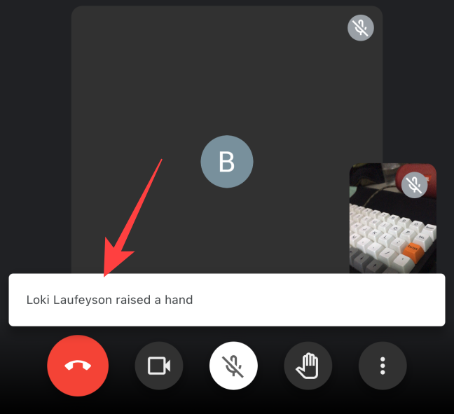 Мобильное уведомление о поднятой руке, которое видят все участники звонка.