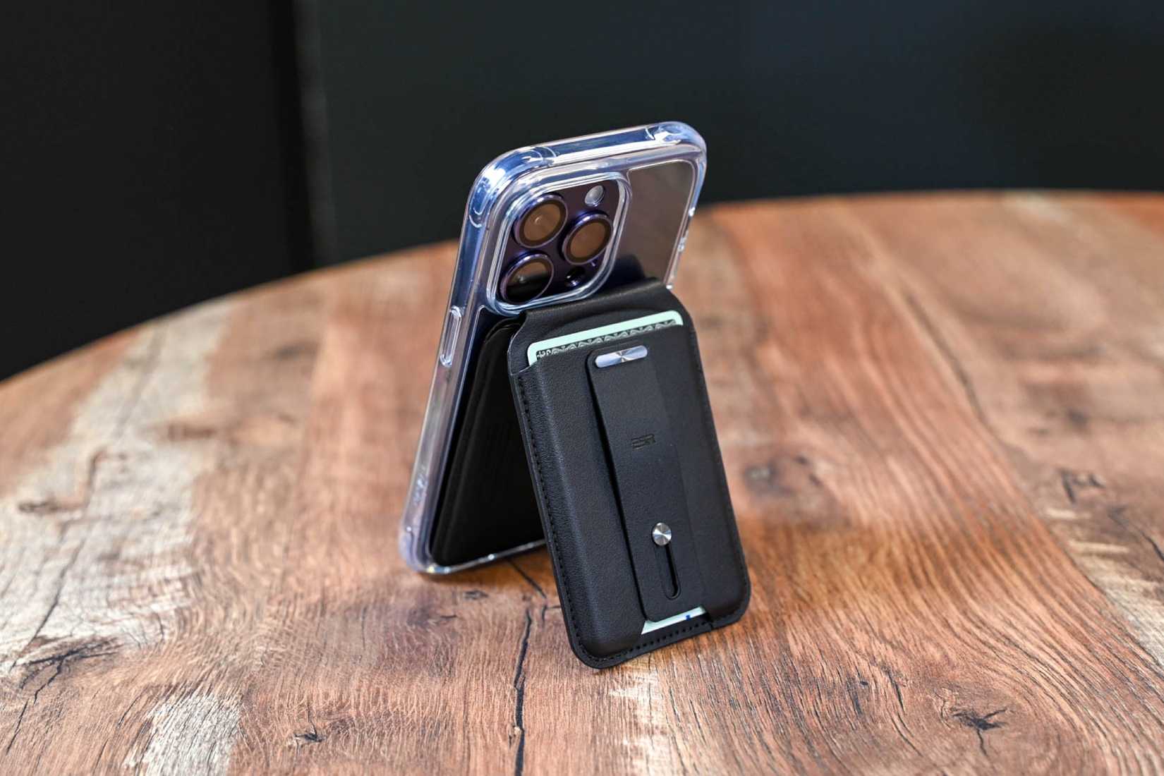 Футляр-кошелёк ESR HaloLock Geo используется как подставка для телефона