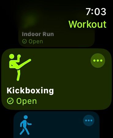 Просмотр списка доступных тренировок в приложении Тренировка на Apple Watch