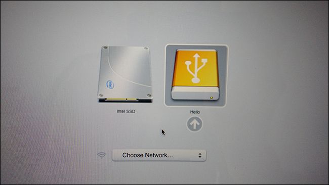 Экран выбора загрузки macOS с внешним диском