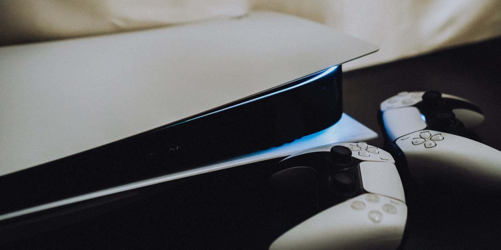 PlayStation 5 с двумя контроллерами DualSense