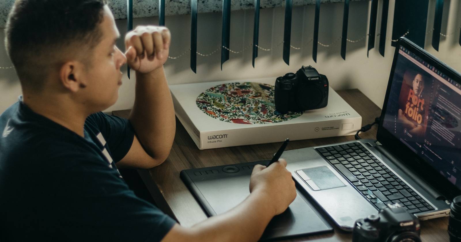 Мужчина рисует стилусом на планшете Wacom