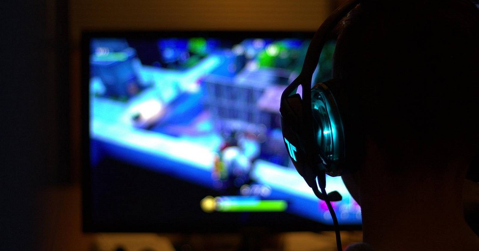 Игрок, играющий в Fortnite, кадр из игрового процесса