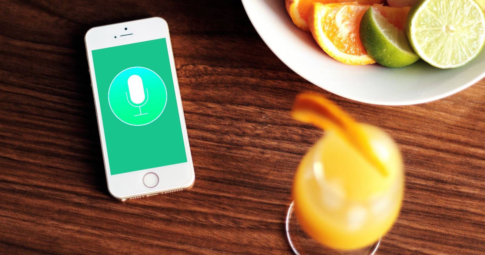 Смарт-устройства на полке с логотипами HomeKit и смарт-гаджетами