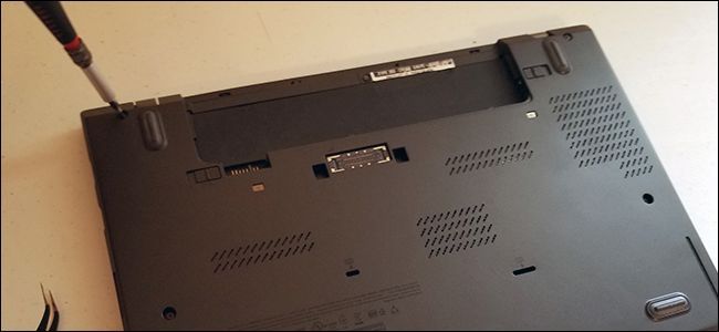 Фото ноутбука после установки модуля, индикатор Wi‑Fi активен