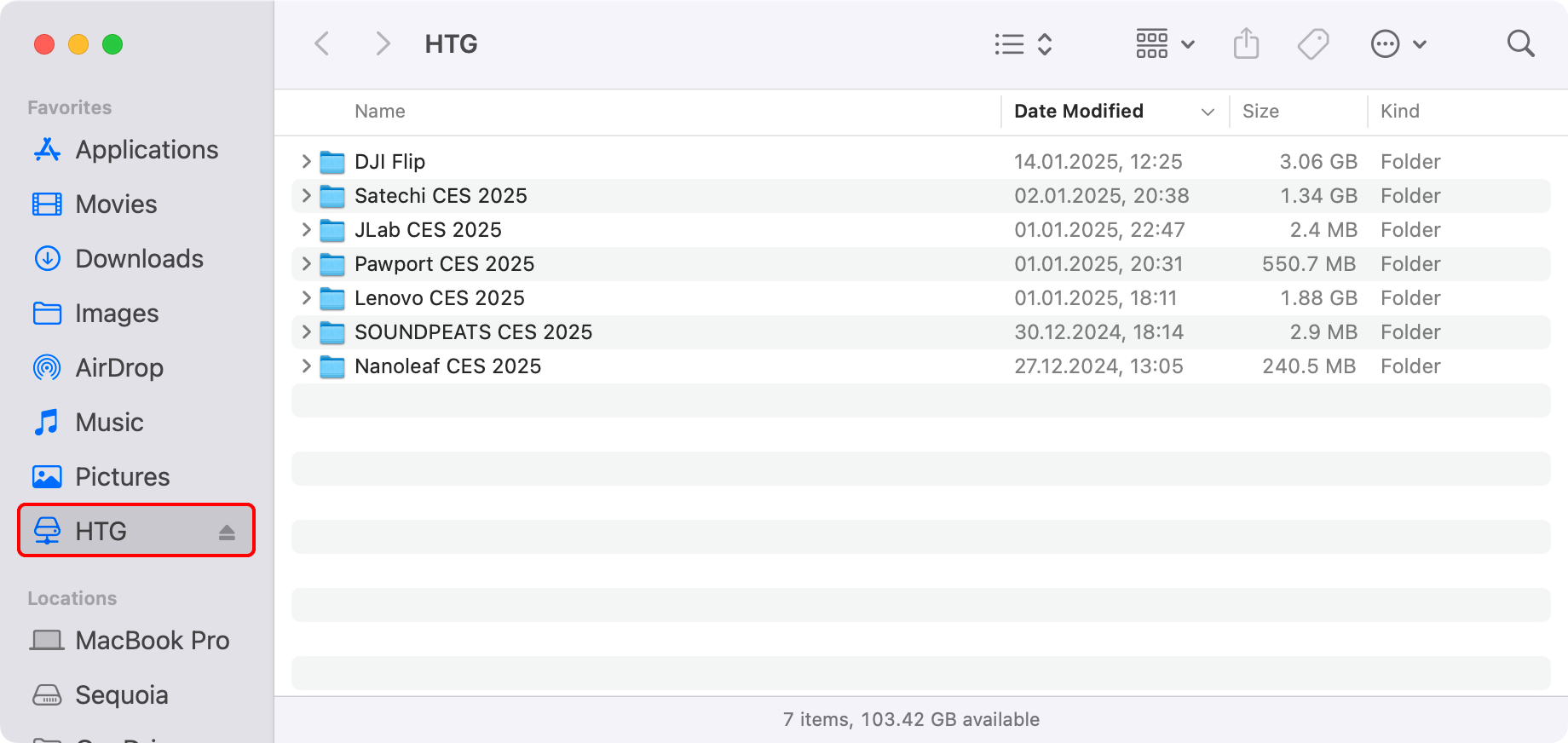 macOS Finder с выбранной сетевой шары в боковой панели.