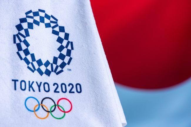 Логотип Tokyo 2020 на олимпийском флаге, символ церемонии открытия