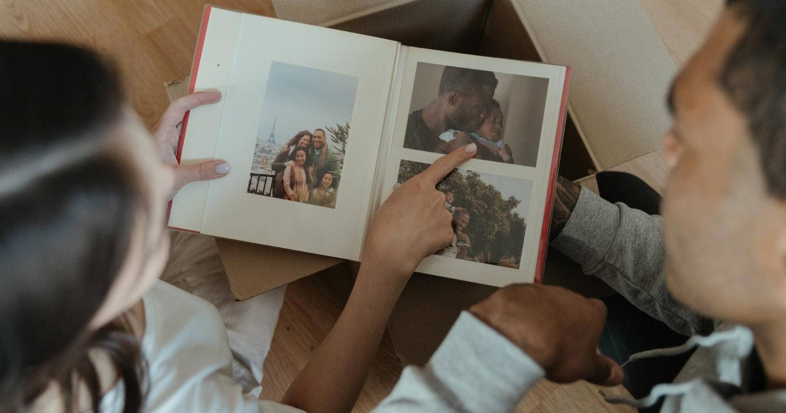 Люди листают фотоальбом