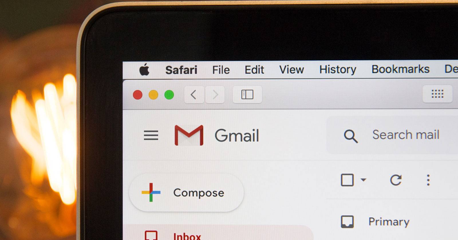 Фото: человек смотрит на ноутбук с увеличенной почтой и спамом