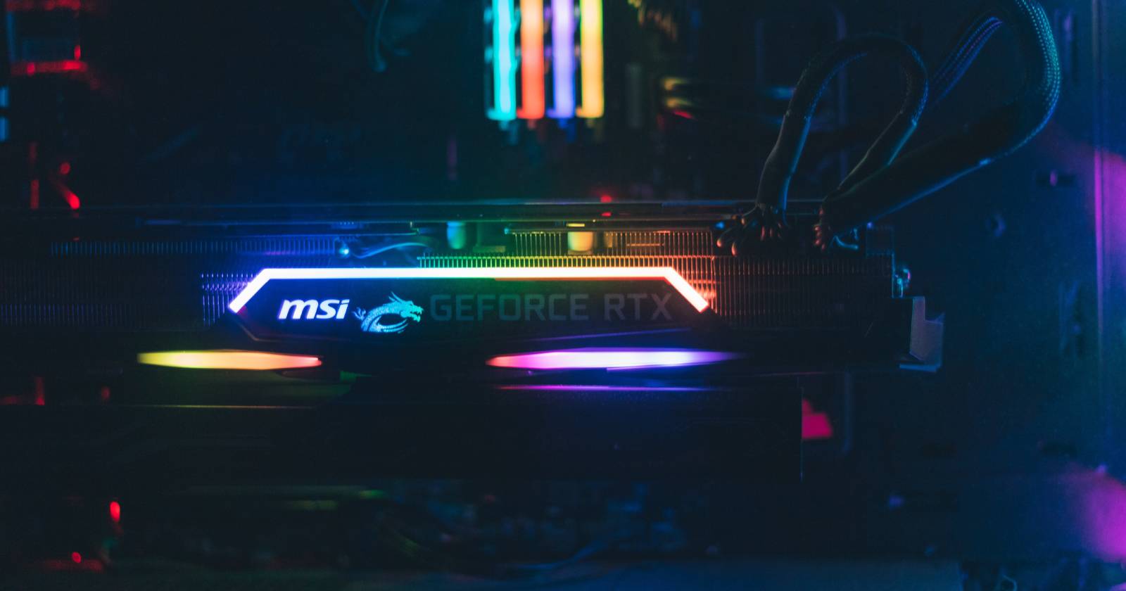 Установленная видеокарта MSI GeForce RTX в корпусе ПК