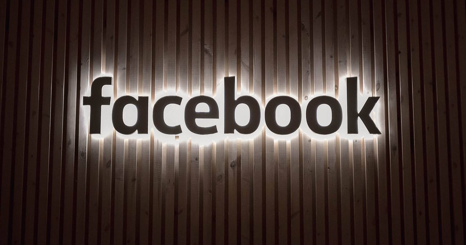 Иконка Facebook на тёмном фоне