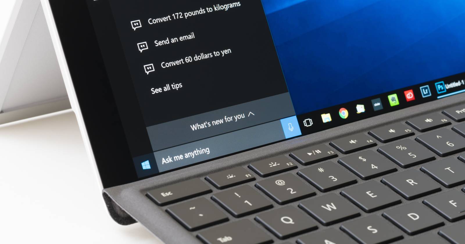 Полоска Cortana на экране компьютера