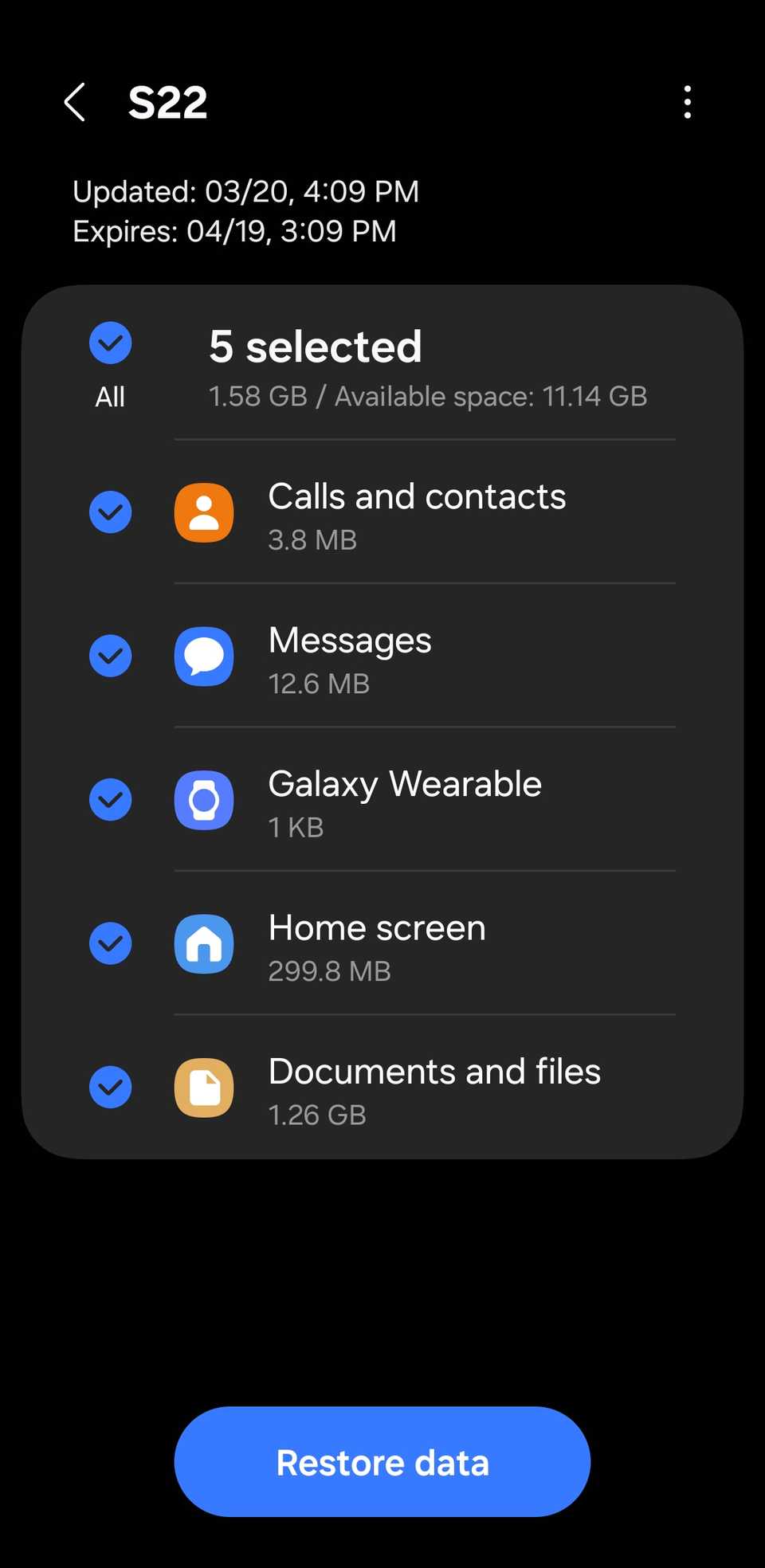 Процесс восстановления элементов резервной копии на телефоне Samsung.