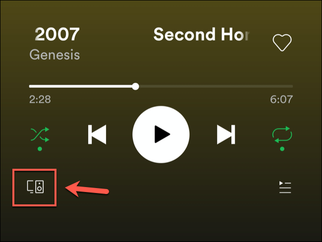 Во время воспроизведения в мобильном приложении Spotify нажмите кнопку доступа к устройствам.