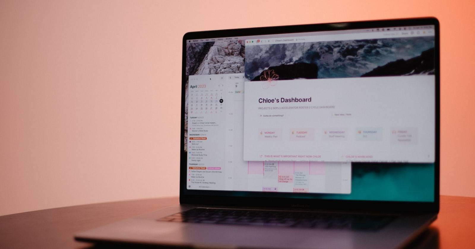 Ноутбук на столе с открытым окном Notion