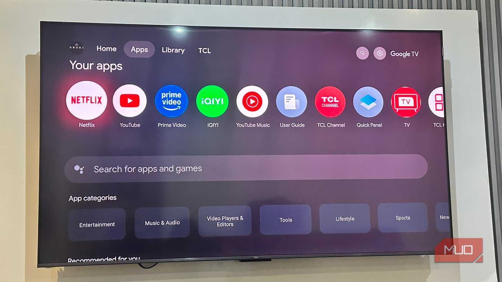 Экран с перечнем приложений на Hisense Smart TV