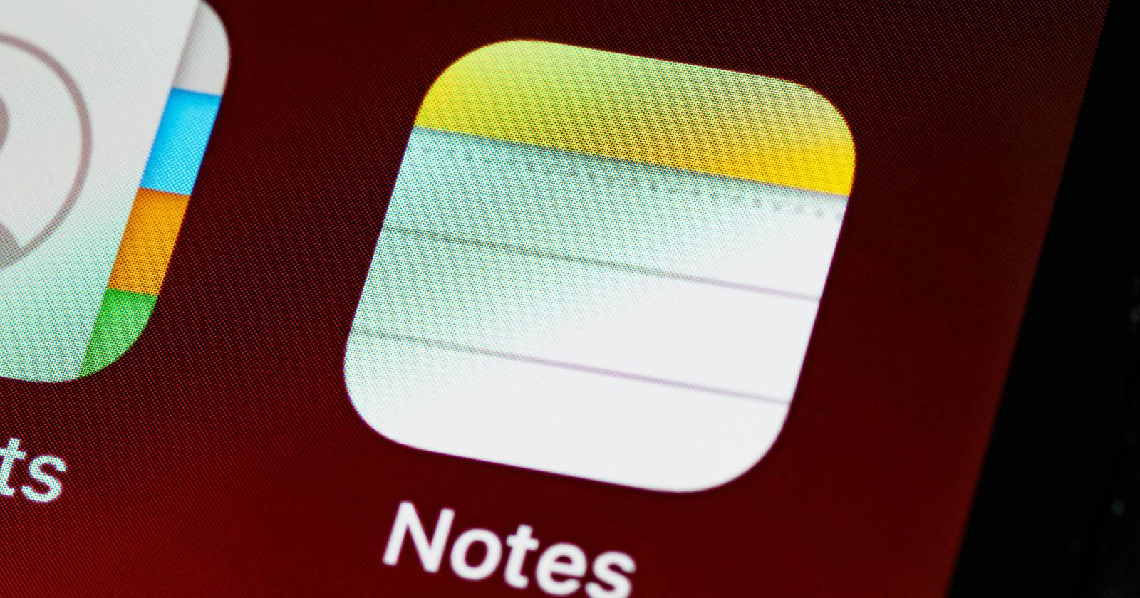 Логотип приложения «Заметки» на домашнем экране iPhone.