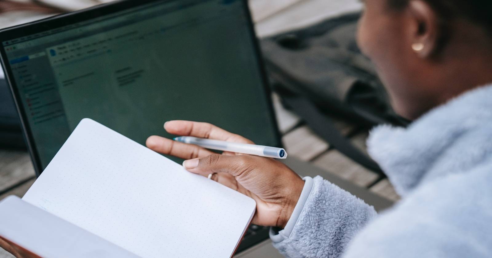 Человек делает исследование на Mac, просматривая веб-контент на Safari