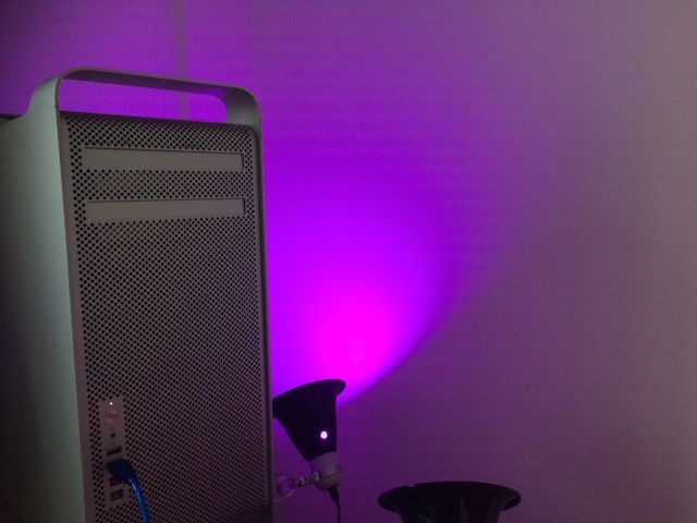 Демонстрация работы Philips Hue: изменение цвета лампы