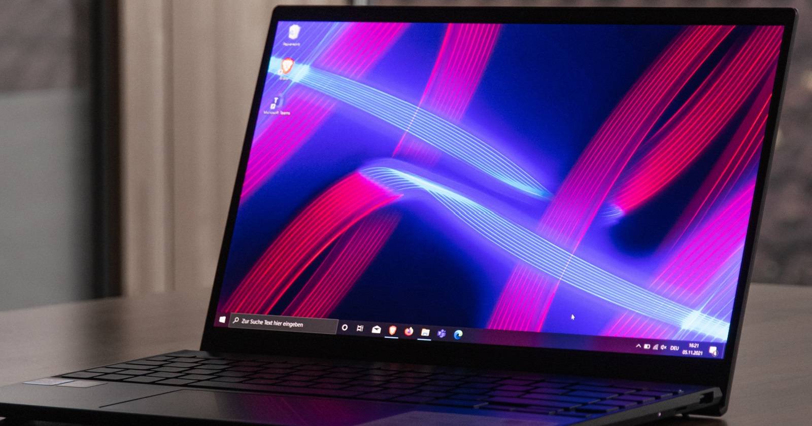 Ноутбук с Windows 10 и примером рабочего стола