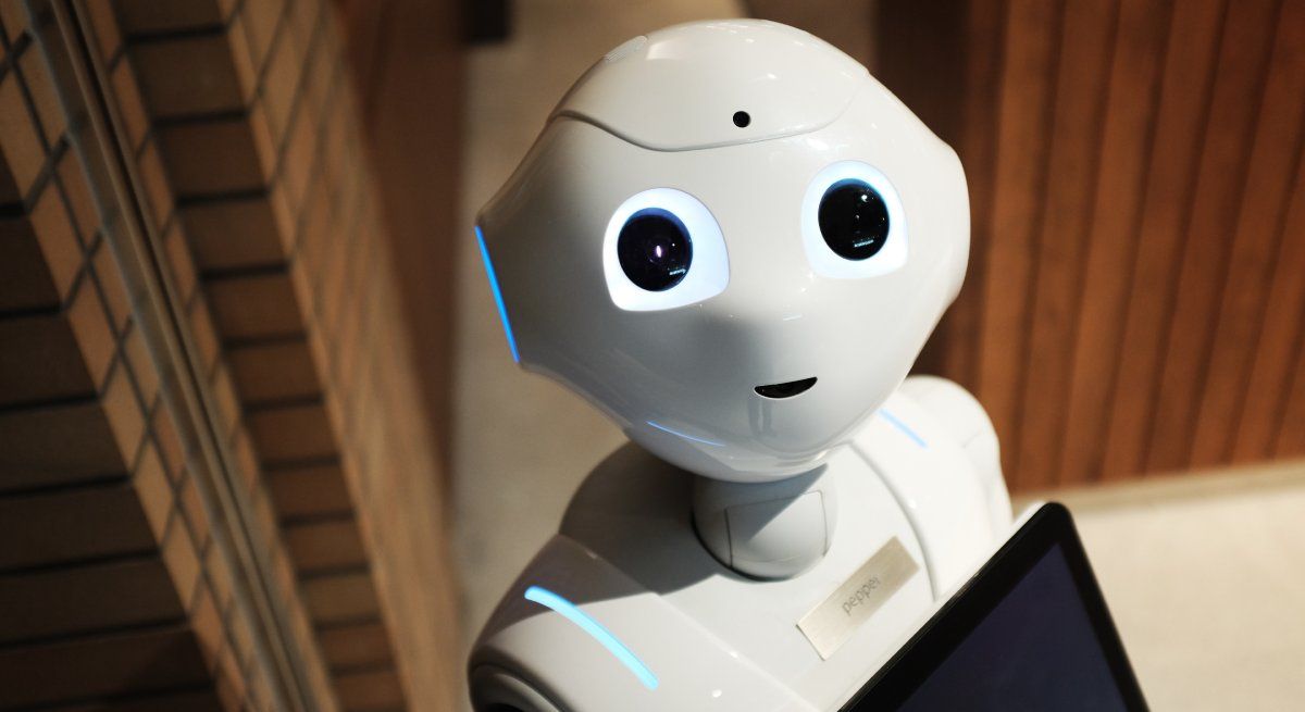 Милый робот с наушниками и микрофоном