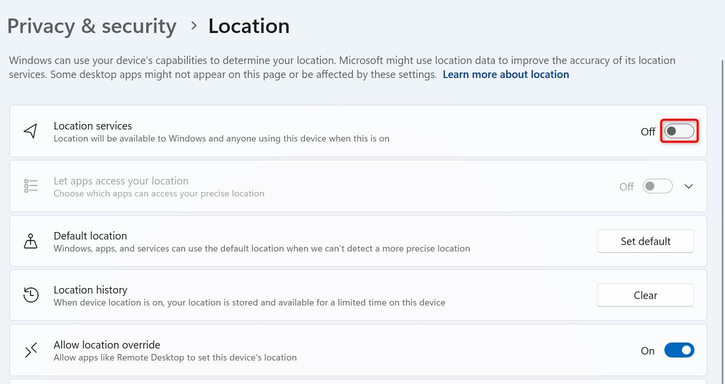 Переключатель «Службы геолокации» выделен на экране «Местоположение».