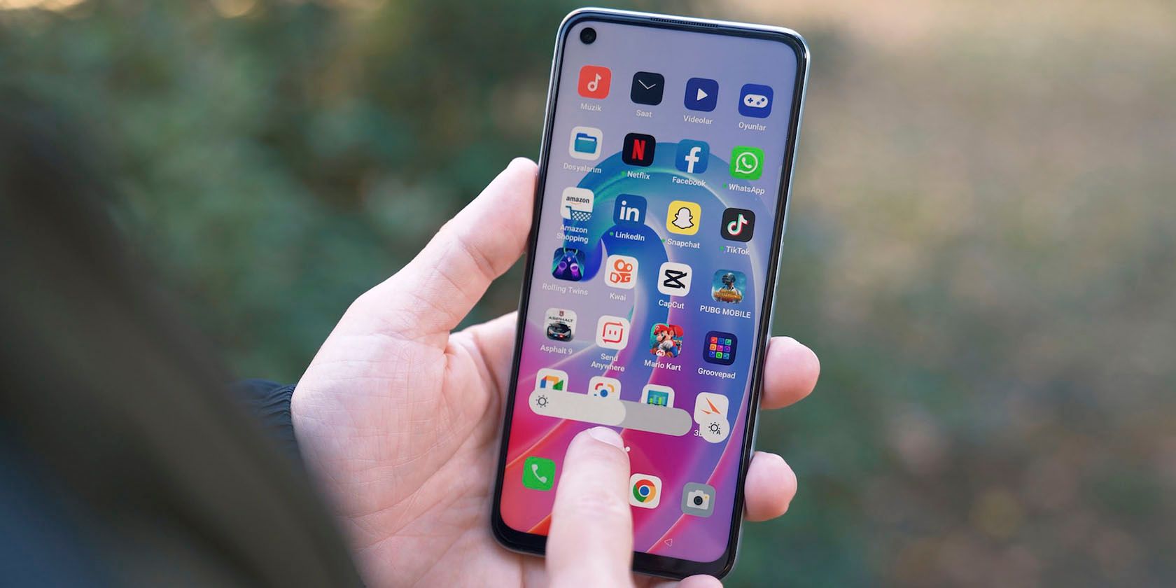 Человек указывает на значки приложений на главном экране Android