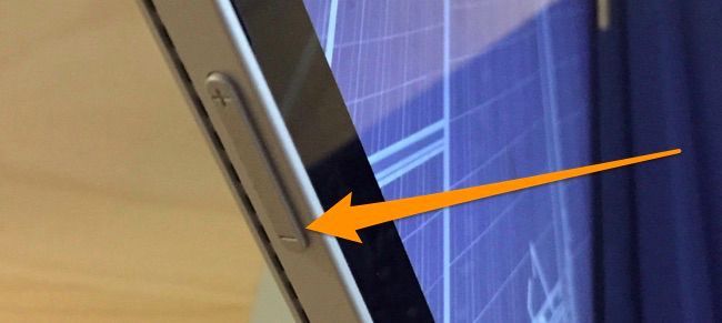 Surface с подключённой USB-флешкой восстановления