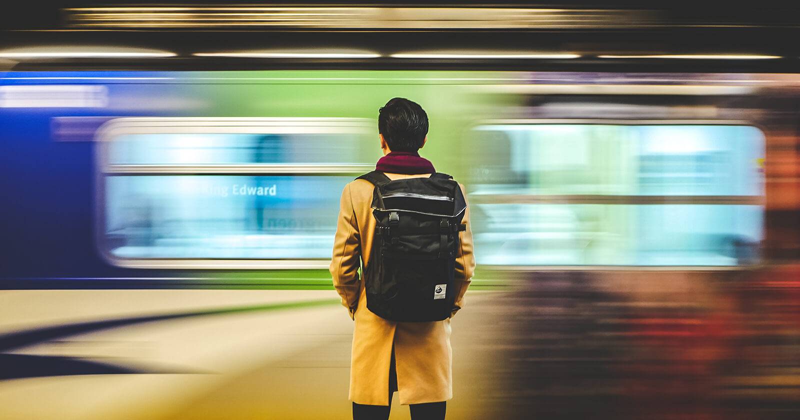 Поезд в движении, размытие фона