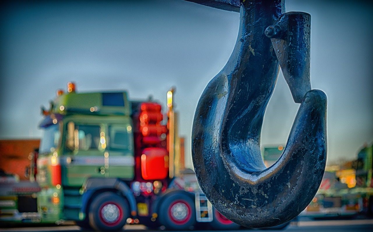 Иллюстрация API-эндпоинта: большой крюк и бледный грузовик