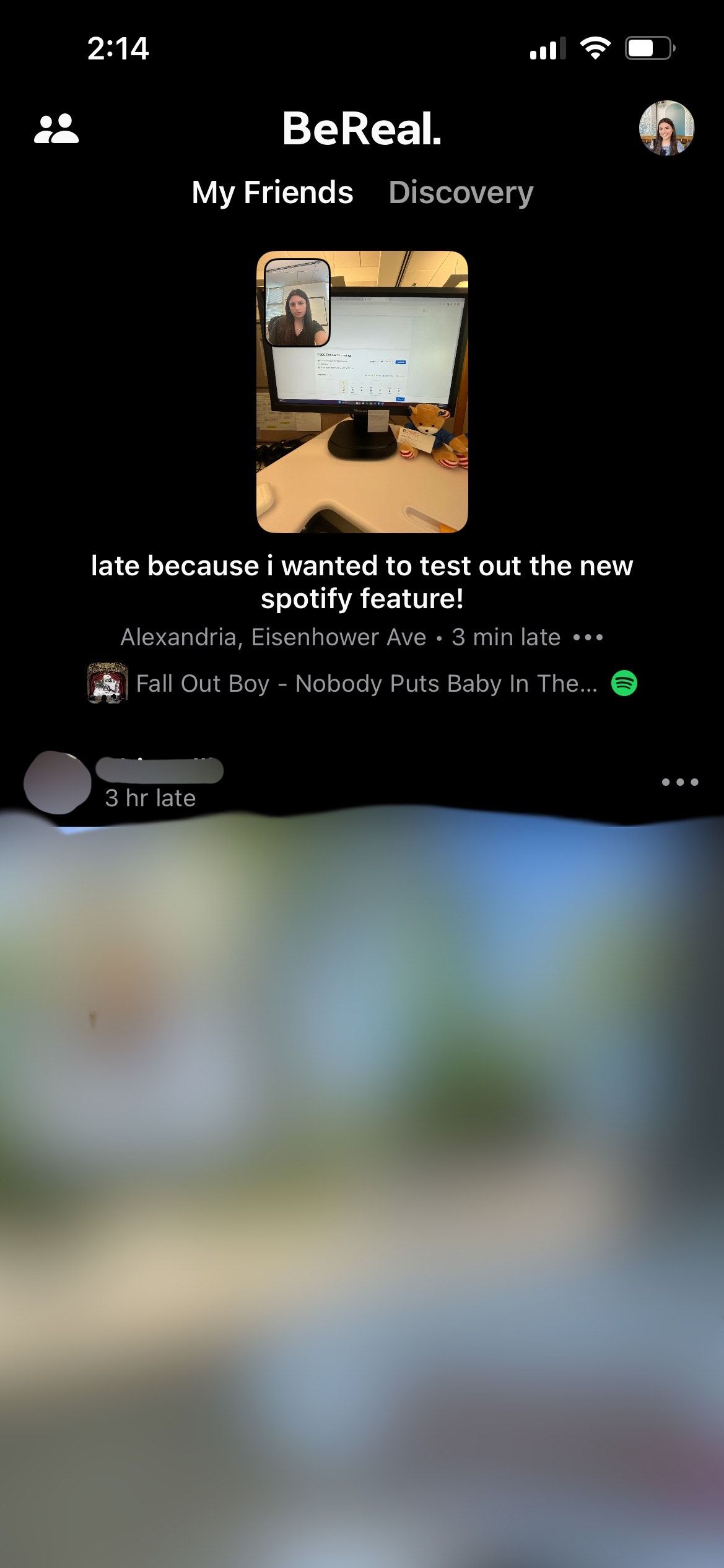 Лента BeReal с отображением трека Spotify под постом