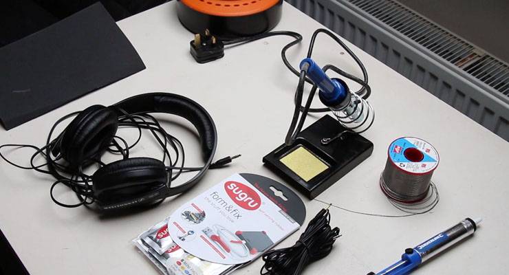 Сломанные наушники Sennheiser на столе