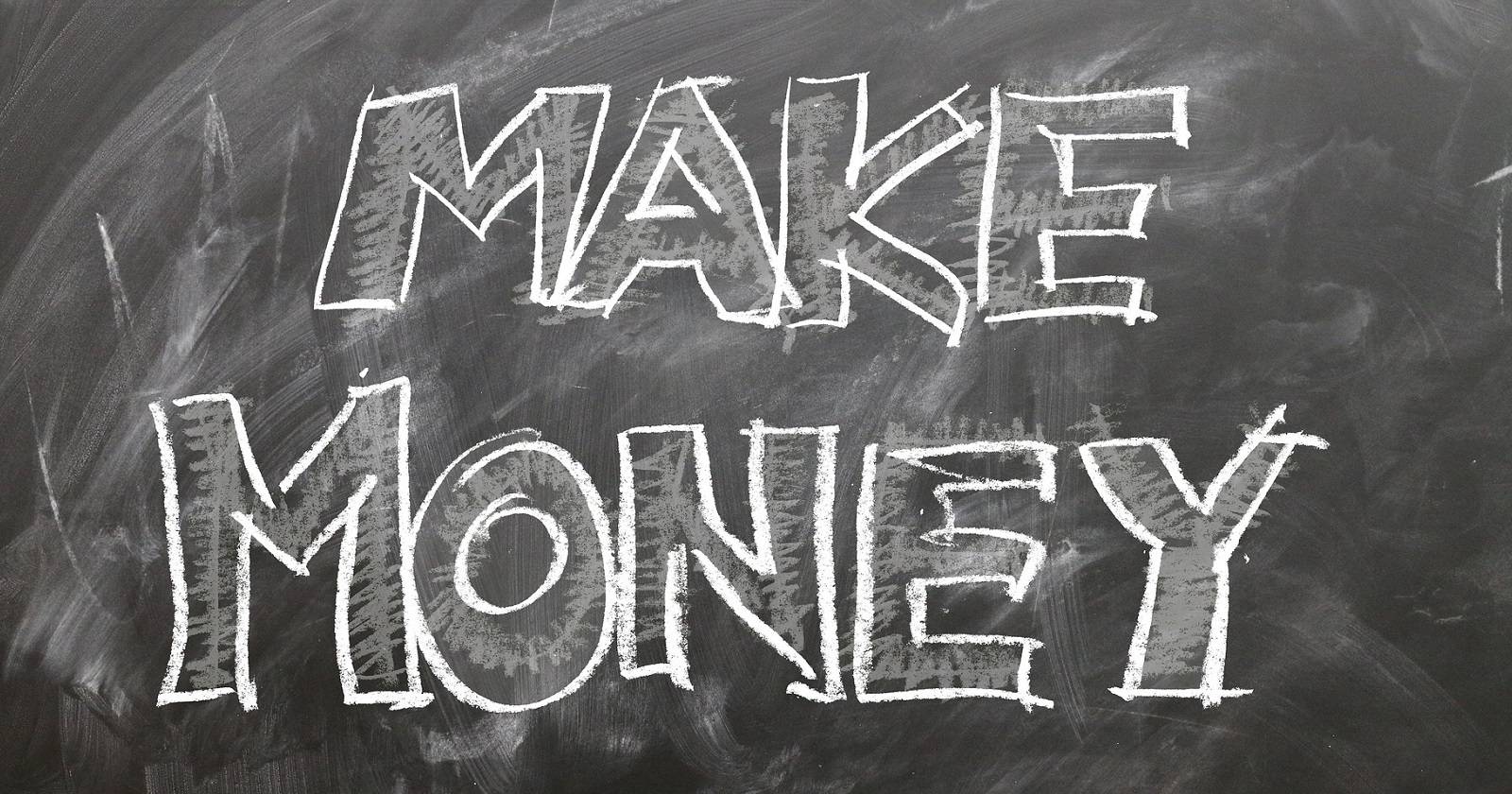 Слова «заработать деньги» на меловой доске