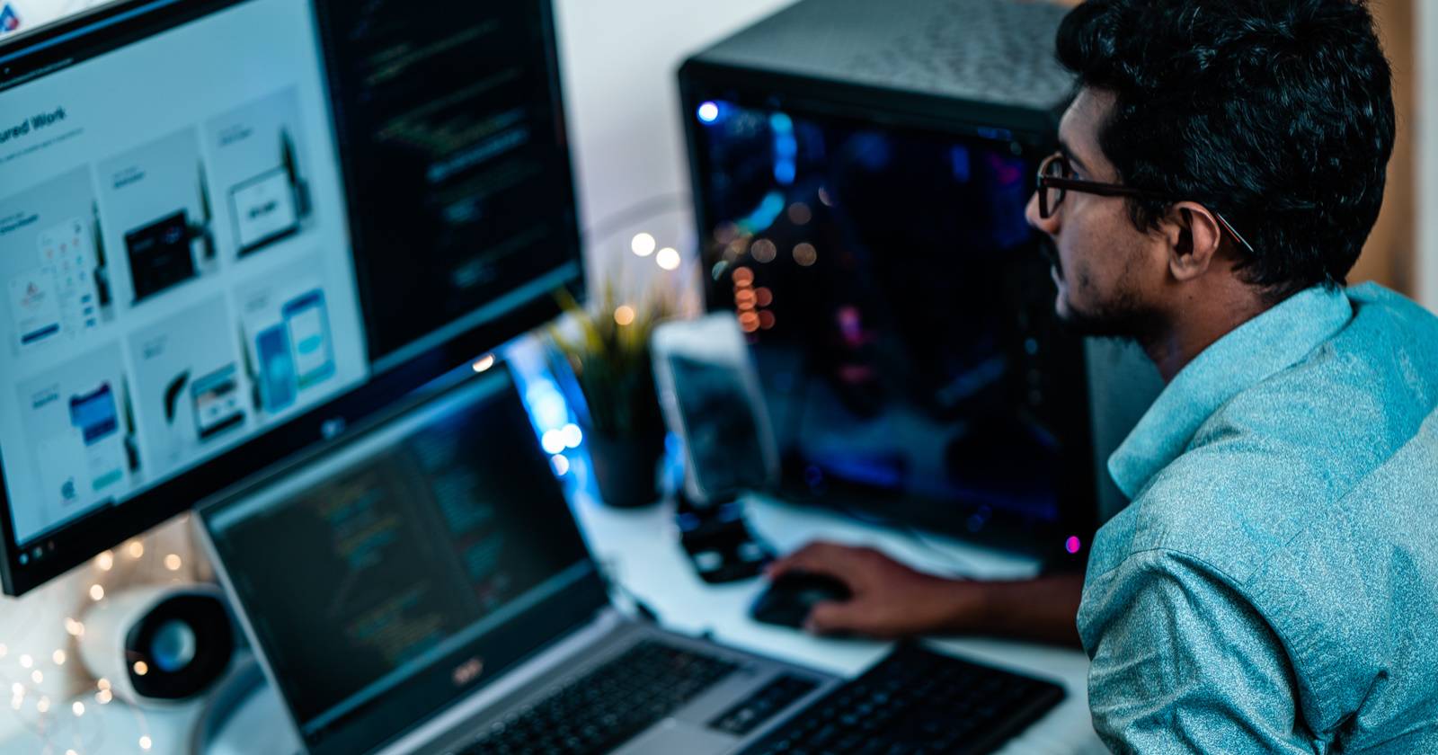 Мужчина работает за компьютером