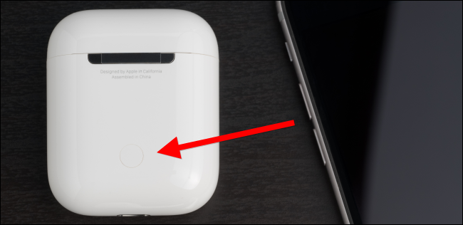 Крупный план задней части кейса AirPods с кнопкой настройки