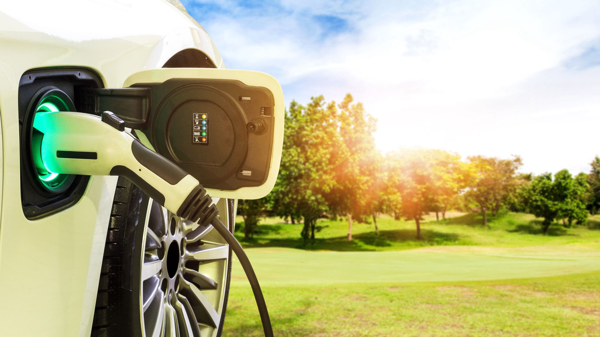 Уличный зарядный пункт для электромобилей на фоне рассвета