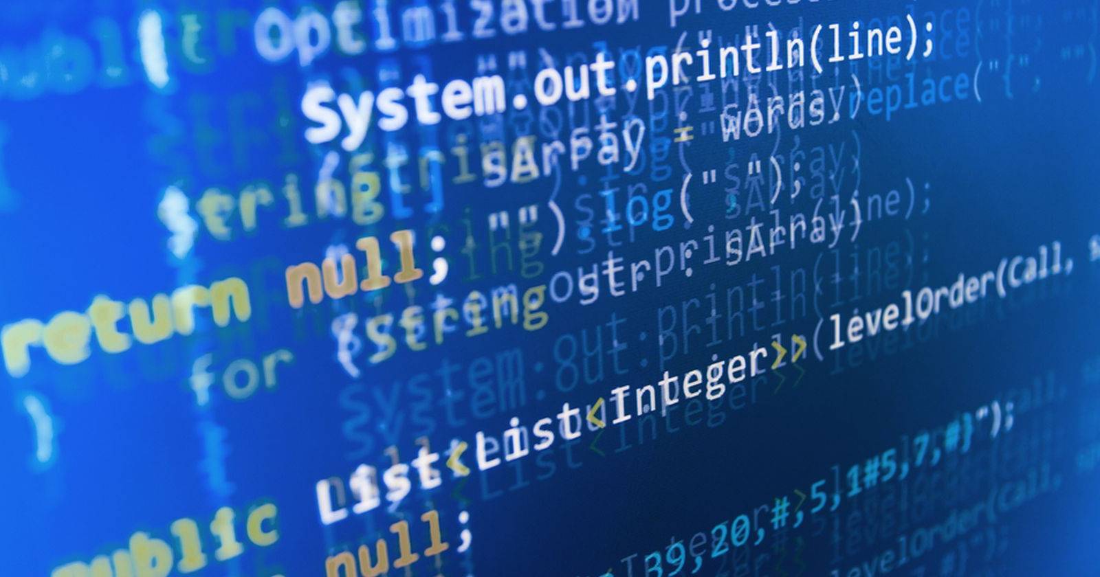 Ноутбук с открытой книгой Excel и кодом VBA